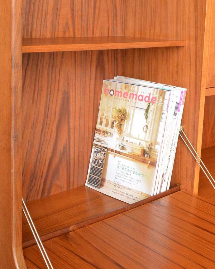 G-PLAN(Gプラン)　アンティーク家具　北欧テイストヴィンテージ家具、食器棚にもおススメのG-Planのサイドボード。A4サイズも収納出来ますたっぷり入るサイズなので、A4サイズの雑誌も立てたまま収納できます。(x-1222-f)