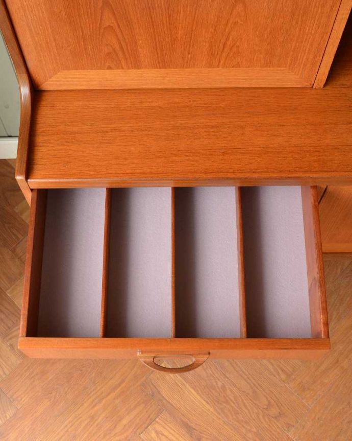 G-PLAN(Gプラン)　アンティーク家具　北欧テイストヴィンテージ家具、食器棚にもおススメのG-Planのサイドボード。キレイにお直ししました引き出しの中も修復の際、専門の職人がキレイにしました。(x-1222-f)