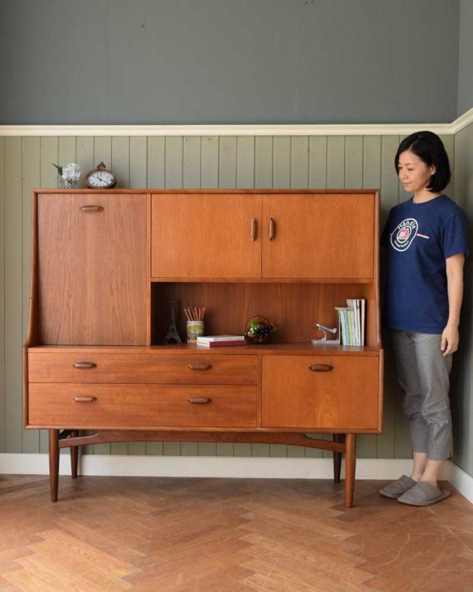 G-PLAN(Gプラン)　アンティーク家具　北欧テイストヴィンテージ家具、食器棚にもおススメのG-Plan「チーク」のサイドボード。人気のヒミツは北欧スタイルのデザインやっぱりスッキリとカッコイイ北欧デザインが人気のサイドボード。(x-1223-f)