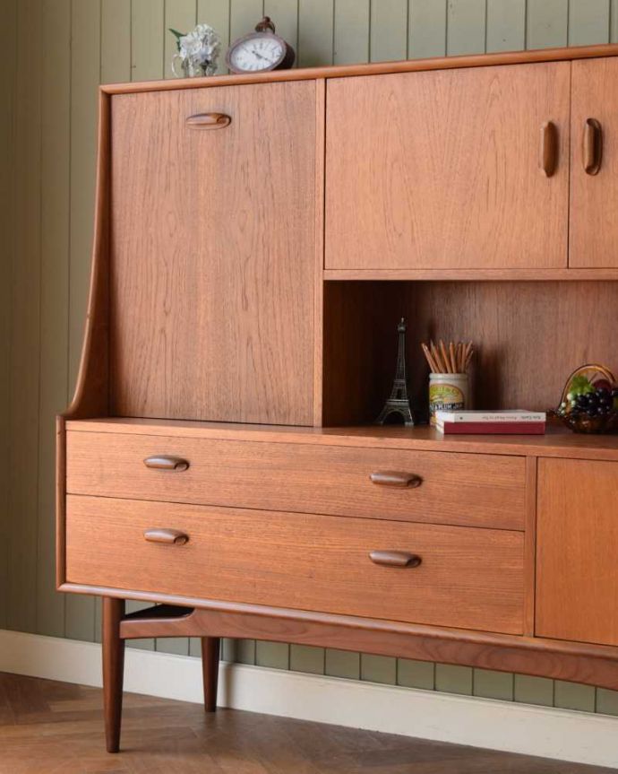 G-PLAN(Gプラン)　アンティーク家具　北欧テイストヴィンテージ家具、食器棚にもおススメのG-Plan「チーク」のサイドボード。ヴィンテージ家具らしいあたたかさ。(x-1223-f)