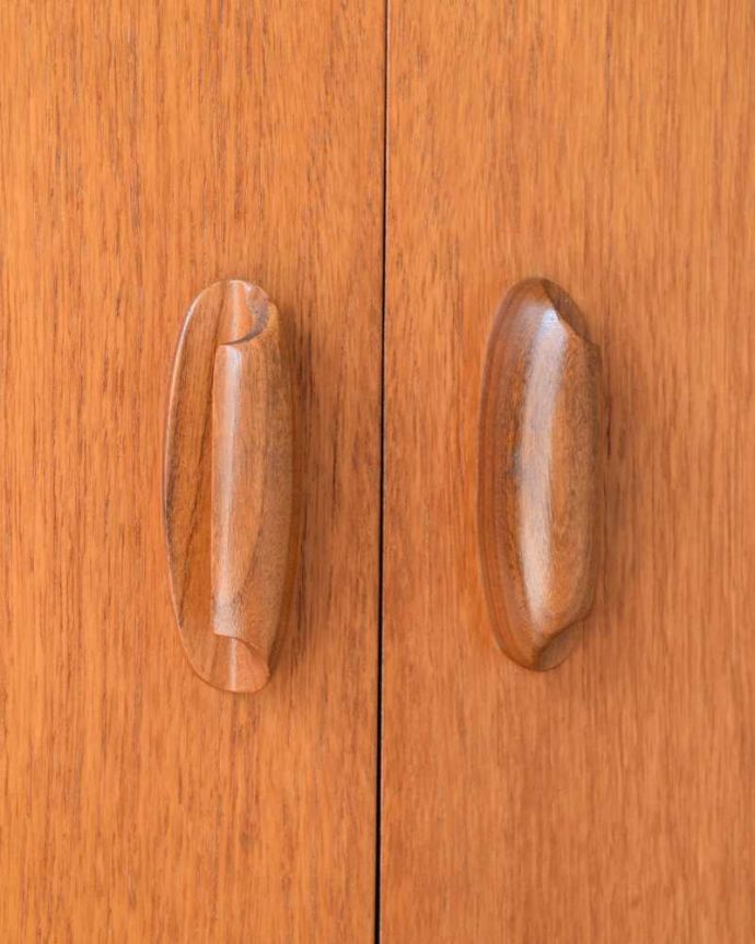 G-PLAN(Gプラン)　アンティーク家具　北欧テイストヴィンテージ家具、食器棚にもおススメのG-Plan「チーク」のサイドボード。扉の木目があたたかさを演出クールなデザインなのに、なんだかほっとするあたたかさ。(x-1223-f)