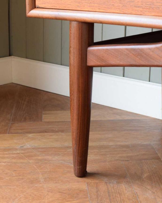 G-PLAN(Gプラン)　アンティーク家具　北欧テイストヴィンテージ家具、食器棚にもおススメのG-Plan「チーク」のサイドボード。スッキリとした脚の裏には…Handleの家具の脚裏にはフェルトキーパーをお付けしています。(x-1223-f)