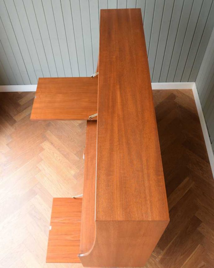 G-PLAN(Gプラン)　アンティーク家具　北欧テイストヴィンテージ家具、食器棚にもおススメのG-Plan「チーク」のサイドボード。天板の塗装もキレイに仕上げましたヴィンテージの家具は修復方法が様々。(x-1223-f)