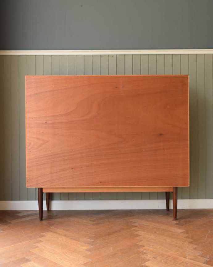 G-PLAN(Gプラン)　アンティーク家具　北欧テイストヴィンテージ家具、食器棚にもおススメのG-Plan「チーク」のサイドボード。もちろん後ろ姿もキレイですビンテージは新品ではないので、もちろん経年変化によるキズはあります。(x-1223-f)