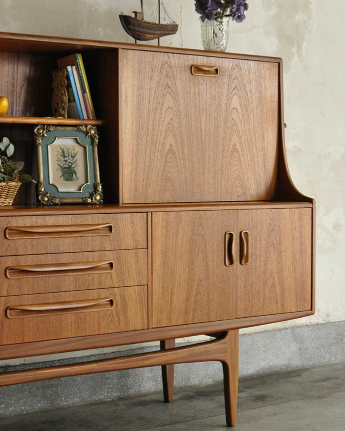 G-PLAN(Gプラン) アンティーク家具 ヴィンテージの北欧インテリア、収納もたっぷりできるG-planのサイドボード。ヴィンテージ家具らしいあたたかさ。(x-1224-f)