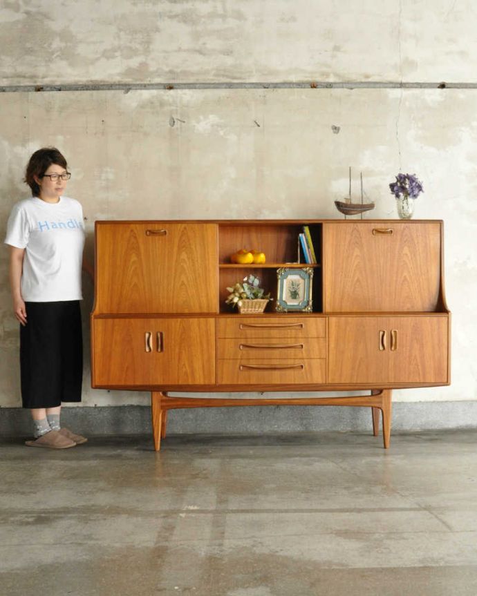 G-PLAN(Gプラン) アンティーク家具 ヴィンテージの北欧インテリア、収納もたっぷりできるG-planのサイドボード。人気のヒミツは北欧スタイルのデザインやっぱりスッキリとカッコイイ北欧デザインが人気のサイドボード。(x-1224-f)