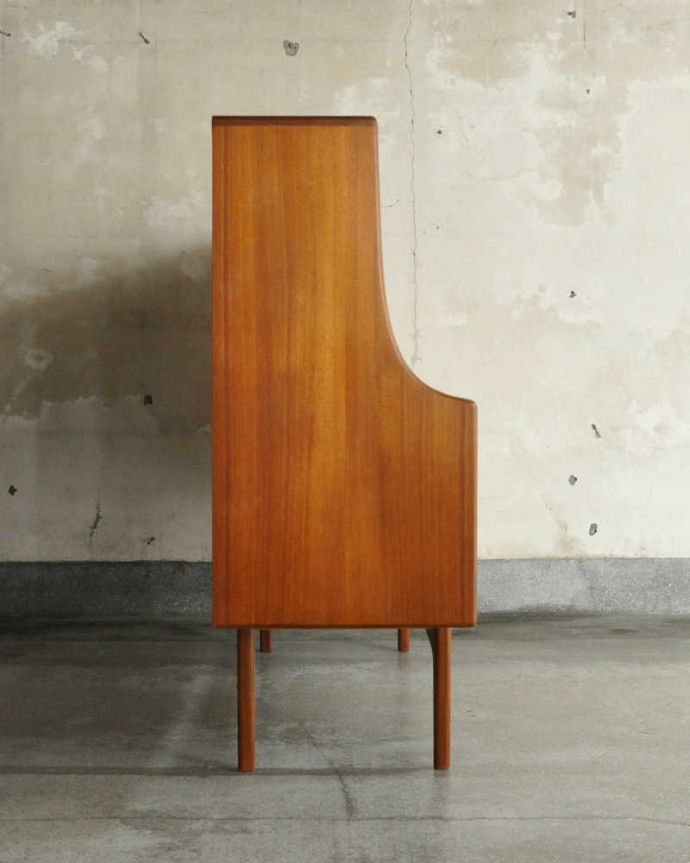 G-PLAN(Gプラン) アンティーク家具 ヴィンテージの北欧インテリア、収納もたっぷりできるG-planのサイドボード。横から見てもスッキリどこから見てもスッキリとしてステキなヴィンテージ。(x-1224-f)