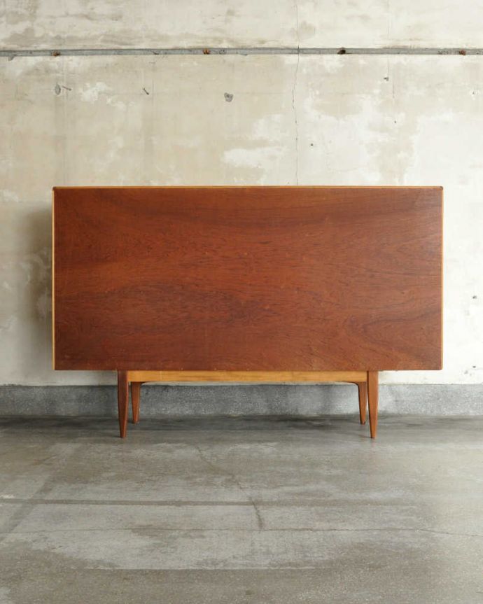 G-PLAN(Gプラン) アンティーク家具 ヴィンテージの北欧インテリア、収納もたっぷりできるG-planのサイドボード。もちろん後ろ姿もキレイですビンテージは新品ではないので、もちろん経年変化によるキズはあります。(x-1224-f)