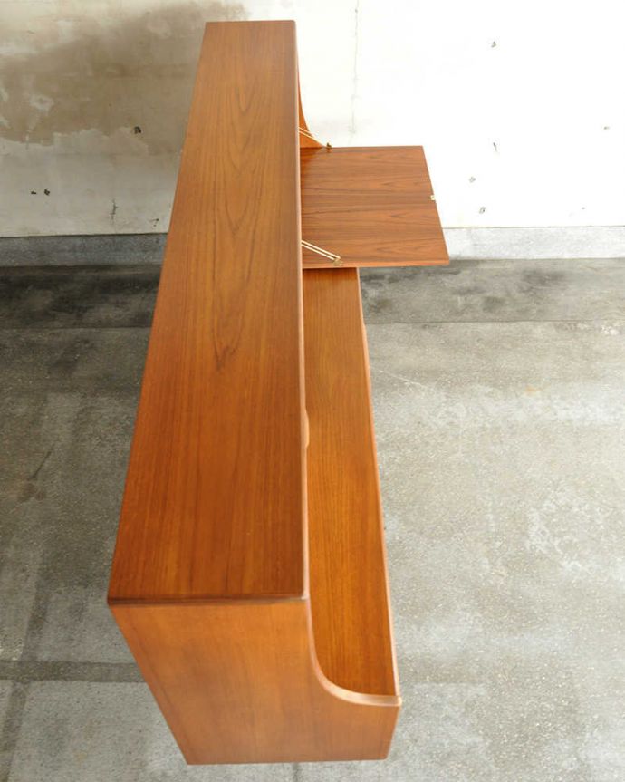 G-PLAN(Gプラン) アンティーク家具 ヴィンテージの北欧インテリア、収納もたっぷりできるG-planのサイドボード。天板の塗装もキレイに仕上げましたヴィンテージの家具は修復方法が様々。(x-1224-f)