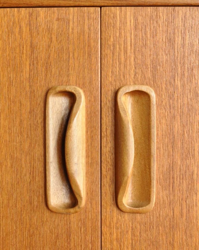 G-PLAN(Gプラン) アンティーク家具 ヴィンテージの北欧インテリア、収納もたっぷりできるG-planのサイドボード。扉の木目があたたかさを演出クールなデザインなのに、なんだかほっとするあたたかさ。(x-1224-f)