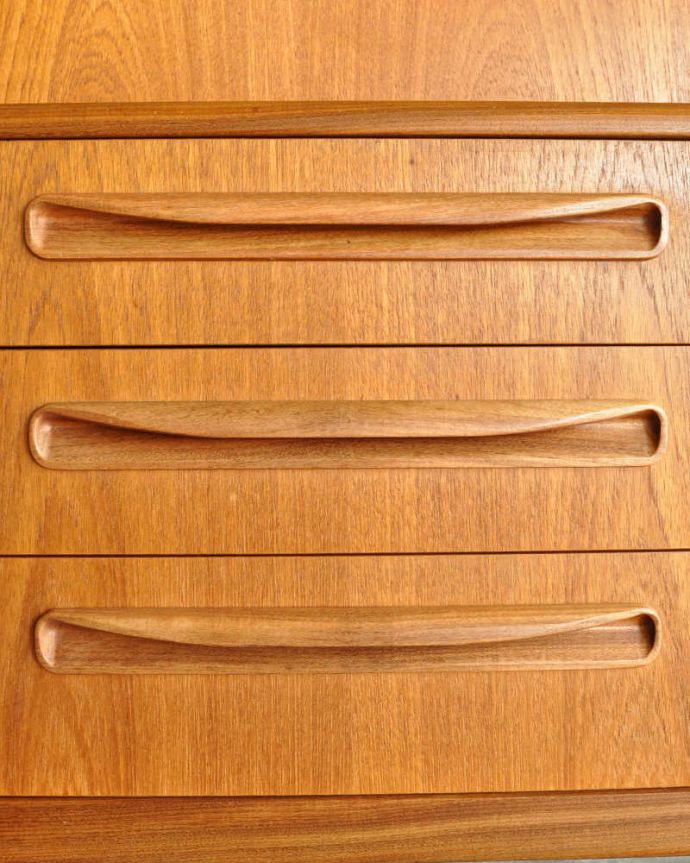 G-PLAN(Gプラン) アンティーク家具 ヴィンテージの北欧インテリア、収納もたっぷりできるG-planのサイドボード。デザインの一部になっている取っ手取っ手のデザインもシンプルかつ機能的に。(x-1224-f)