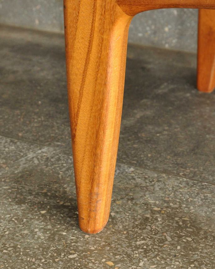 G-PLAN(Gプラン) アンティーク家具 ヴィンテージの北欧インテリア、収納もたっぷりできるG-planのサイドボード。スッキリとした脚の裏には…Handleの家具の脚裏にはフェルトキーパーをお付けしています。(x-1224-f)