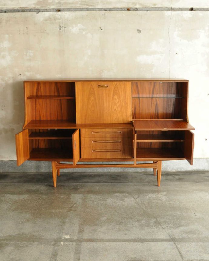 G-PLAN(Gプラン) アンティーク家具 ヴィンテージの北欧インテリア、収納もたっぷりできるG-planのサイドボード。扉の奥はたっぷり収納扉を開けると、中にはたっぷりの収納。(x-1224-f)