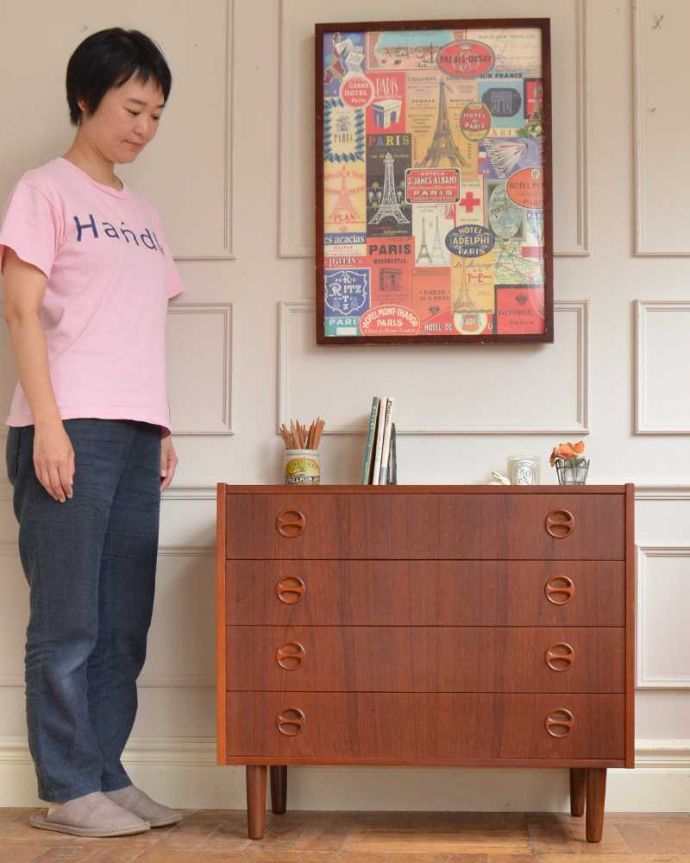 アンティークのチェスト　アンティーク家具　北欧スタイルのシンプルなヴィンテージ家具、4杯引き出しのローチェスト。スッキリとしたカッコよさが魅力北欧スタイルのチェストは、やっぱり見た目がカッコいい！シンプルなのでどんなお部屋にも似合います。(x-1225-f)