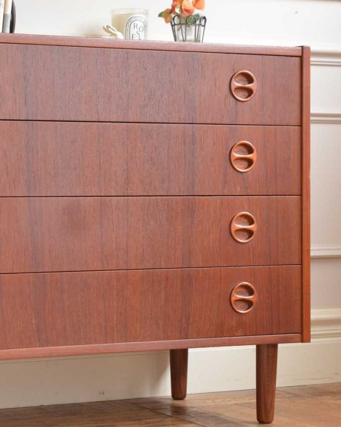 アンティークのチェスト　アンティーク家具　北欧スタイルのシンプルなヴィンテージ家具、4杯引き出しのローチェスト。見えない所もこだわっていますヴィンテージの家具は年代が若いので簡単な修復だけでも使えちゃうんだけれど、長く使って頂けるように、見えない部分もしっかりこだわって修復しています。(x-1225-f)