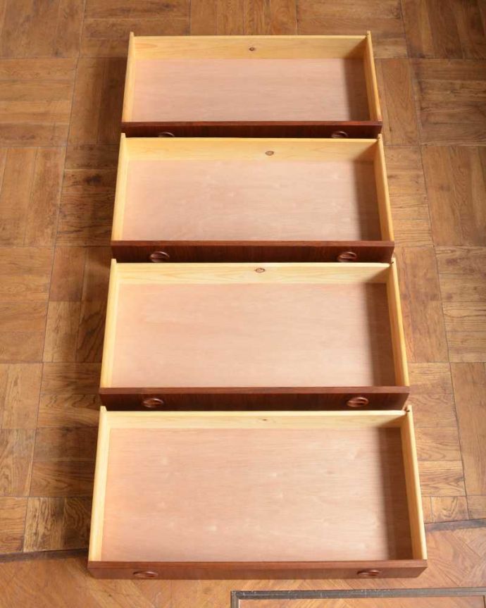 アンティークのチェスト　アンティーク家具　北欧スタイルのシンプルなヴィンテージ家具、4杯引き出しのローチェスト。引き出しの中もキレイに修復しました。(x-1225-f)