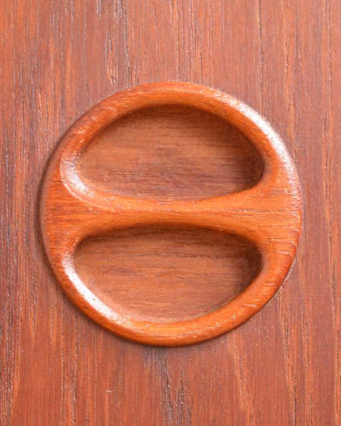 アンティークのチェスト　アンティーク家具　北欧スタイルのシンプルなヴィンテージ家具、4杯引き出しのローチェスト。カッコいい取っ手もデザインの一部デザインの一部になっているカッコいい取っ手。(x-1225-f)