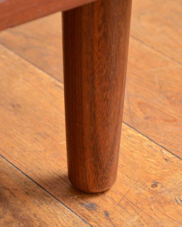 アンティークのチェスト　アンティーク家具　北欧スタイルのシンプルなヴィンテージ家具、4杯引き出しのローチェスト。女性1人でラクラク運べちゃう仕掛けHandleのアンティークは、脚の裏にフェルトキーパーをお付けしています。(x-1225-f)