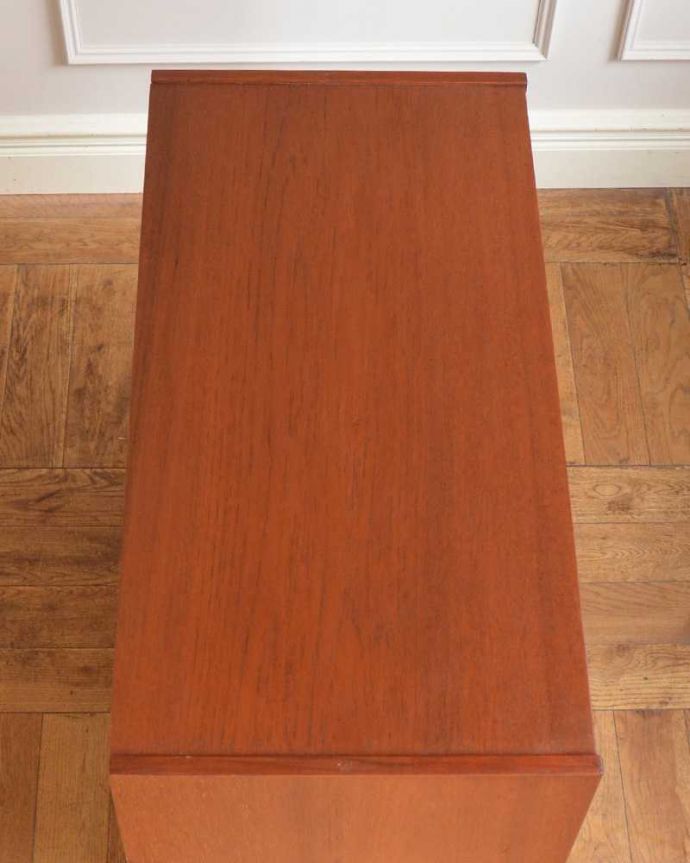 アンティークのチェスト　アンティーク家具　北欧スタイルのシンプルなヴィンテージ家具、4杯引き出しのローチェスト。上から見ると･･･天板はこんな感じです。(x-1225-f)