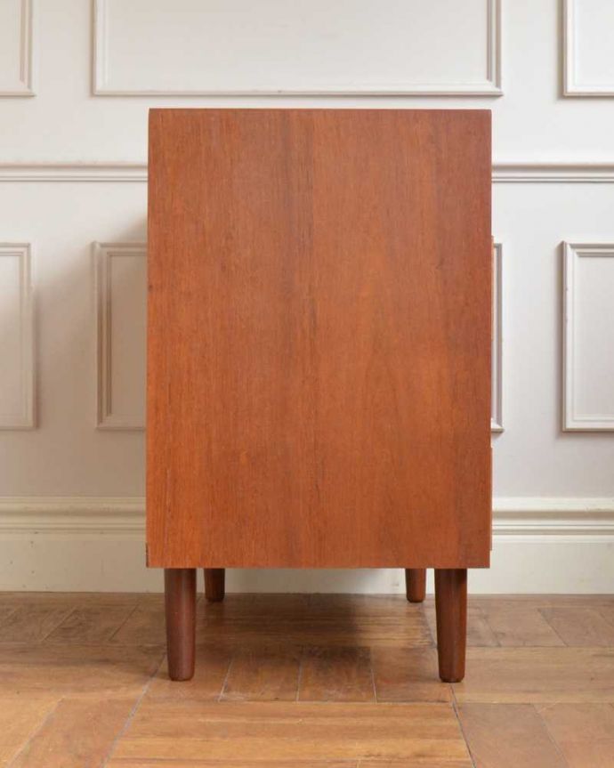 アンティークのチェスト　アンティーク家具　北欧スタイルのシンプルなヴィンテージ家具、4杯引き出しのローチェスト。横から見てもスッキリシンプルだからこそ、どこから見てもカッコいいようにしっかりお直ししました。(x-1225-f)