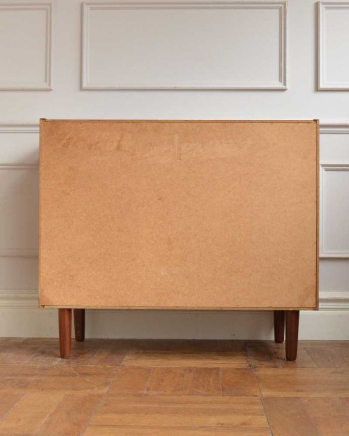 アンティークのチェスト　アンティーク家具　北欧スタイルのシンプルなヴィンテージ家具、4杯引き出しのローチェスト。修復してあるので後ろ姿もキレイです。(x-1225-f)