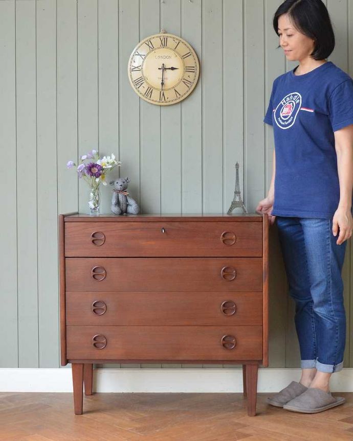 ビューロー　アンティーク家具　北欧スタイルのシンプルなヴィンテージ家具、ドレッシングチェスト（ライティングビューロー）。クールに決まる北欧スタイルのドレッサースッキリとシンプルな北欧スタイルのドレッシングチェストは、どんなお部屋にもカッコよく似合います(モデルの身長は159cmです)。(x-1226-f)