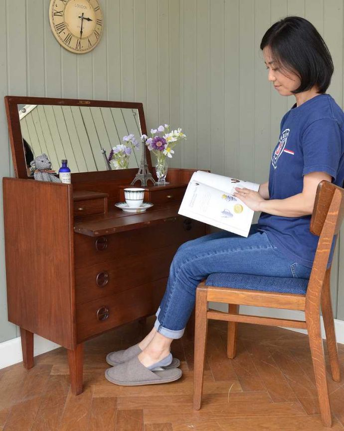 ビューロー　アンティーク家具　北欧スタイルのシンプルなヴィンテージ家具、ドレッシングチェスト（ライティングビューロー）。自分だけの時間がカッコよく過ごせるカッコよさ天板を上げて、扉の部分を前に倒すと、あっという間にライティングビューローに早変わり。(x-1226-f)