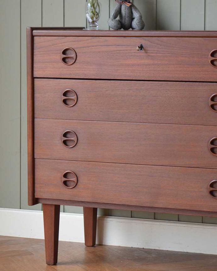 ビューロー　アンティーク家具　北欧スタイルのシンプルなヴィンテージ家具、ドレッシングチェスト（ライティングビューロー）。ヴィンテージ家具らしいカッコよさやっぱり一番の魅力は、この時代に作られた独特の雰囲気。(x-1226-f)