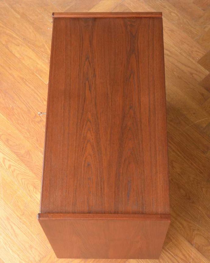 ビューロー　アンティーク家具　北欧スタイルのシンプルなヴィンテージ家具、ドレッシングチェスト（ライティングビューロー）。天板もピカピカにお直ししました。(x-1226-f)