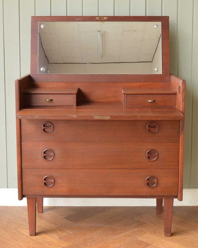 ビューロー　アンティーク家具　北欧スタイルのシンプルなヴィンテージ家具、ドレッシングチェスト（ライティングビューロー）。扉を開けて中を見てみると…職人がキレイに修復したので、扉の中もキレイです。(x-1226-f)