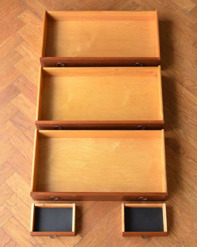 ビューロー　アンティーク家具　北欧スタイルのシンプルなヴィンテージ家具、ドレッシングチェスト（ライティングビューロー）。引き出しの中もキレイに修復しました細々としたものを安心して収納していただけるよう引き出しの中もキレイにお直ししてあります。(x-1226-f)