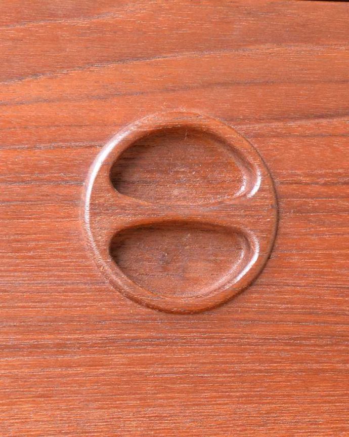 ビューロー　アンティーク家具　北欧スタイルのシンプルなヴィンテージ家具、ドレッシングチェスト（ライティングビューロー）。取っ手もデザインの一部デザインの一部になっているカッコいい取っ手。(x-1226-f)