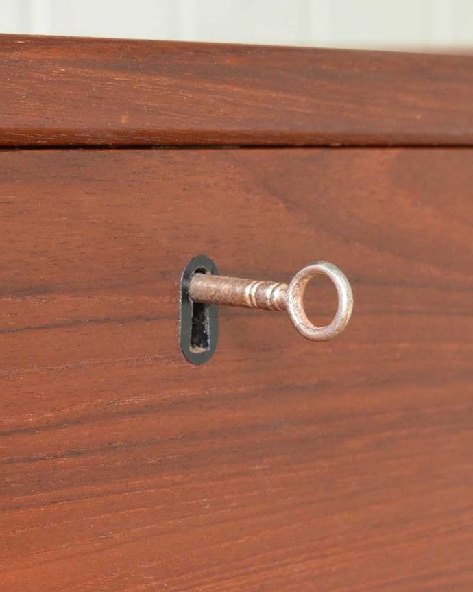 ビューロー　アンティーク家具　北欧スタイルのシンプルなヴィンテージ家具、ドレッシングチェスト（ライティングビューロー）。大切なものを収納できますおとぎ話に出てくるようなカギも使えるように修復しました。(x-1226-f)