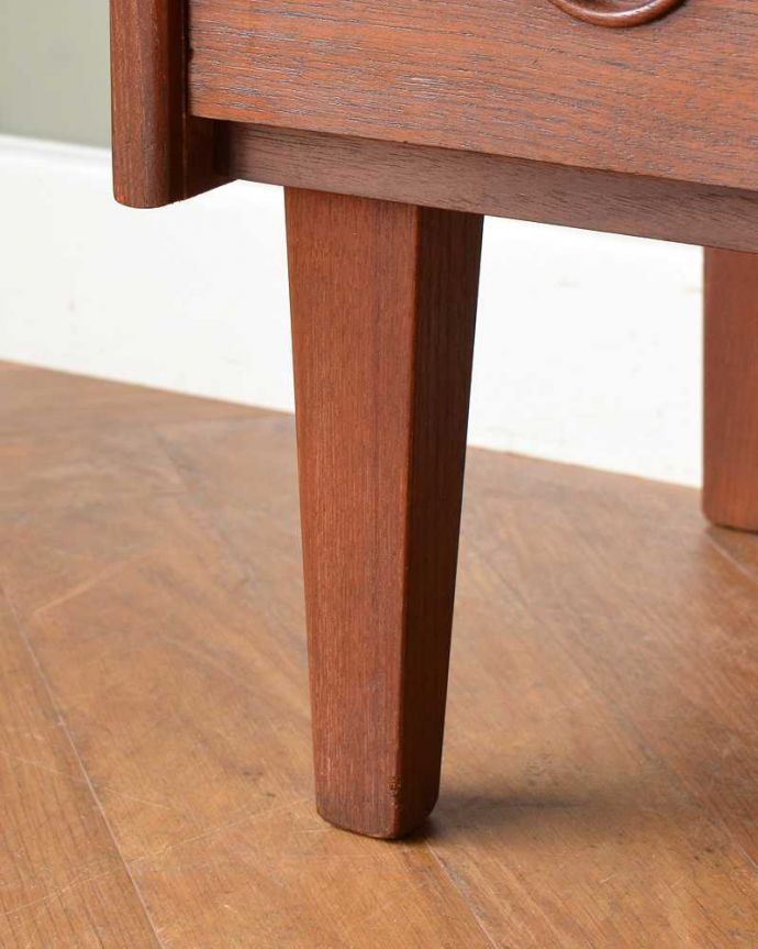 ビューロー　アンティーク家具　北欧スタイルのシンプルなヴィンテージ家具、ドレッシングチェスト（ライティングビューロー）。女性1人でラクラク運べちゃう仕掛けHandleのアンティークは、脚の裏にフェルトキーパーをお付けしています。(x-1226-f)