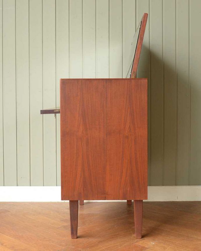 ビューロー　アンティーク家具　北欧スタイルのシンプルなヴィンテージ家具、ドレッシングチェスト（ライティングビューロー）。横から見てもカッコいい北欧スタイルの家具は横から見てもクール。(x-1226-f)