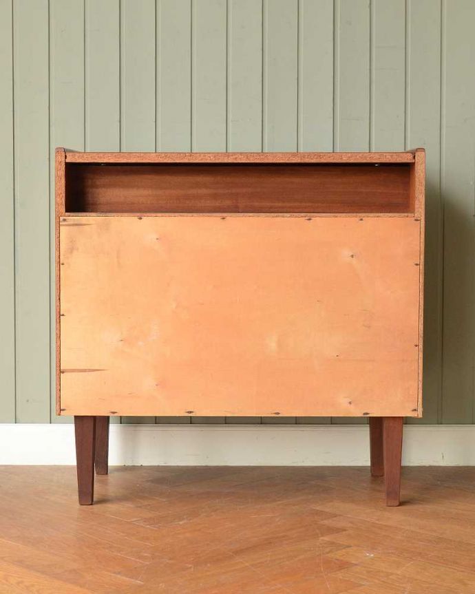 ビューロー　アンティーク家具　北欧スタイルのシンプルなヴィンテージ家具、ドレッシングチェスト（ライティングビューロー）。後ろ姿もキレイです。(x-1226-f)