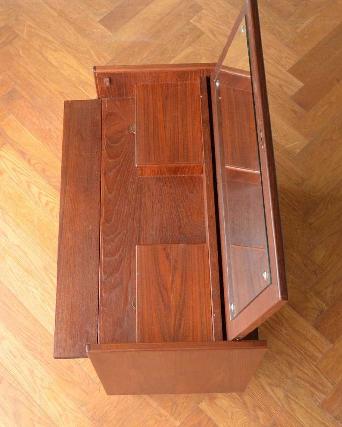 ビューロー　アンティーク家具　北欧スタイルのシンプルなヴィンテージ家具、ドレッシングチェスト（ライティングビューロー）。天板の下には・・・中も職人がキレイにお直しました。(x-1226-f)