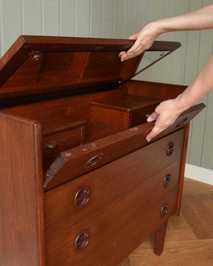 ビューロー　アンティーク家具　北欧スタイルのシンプルなヴィンテージ家具、ドレッシングチェスト（ライティングビューロー）。女性でも簡単です天板を上に持ち上げて、手前もパタンと倒します。(x-1226-f)
