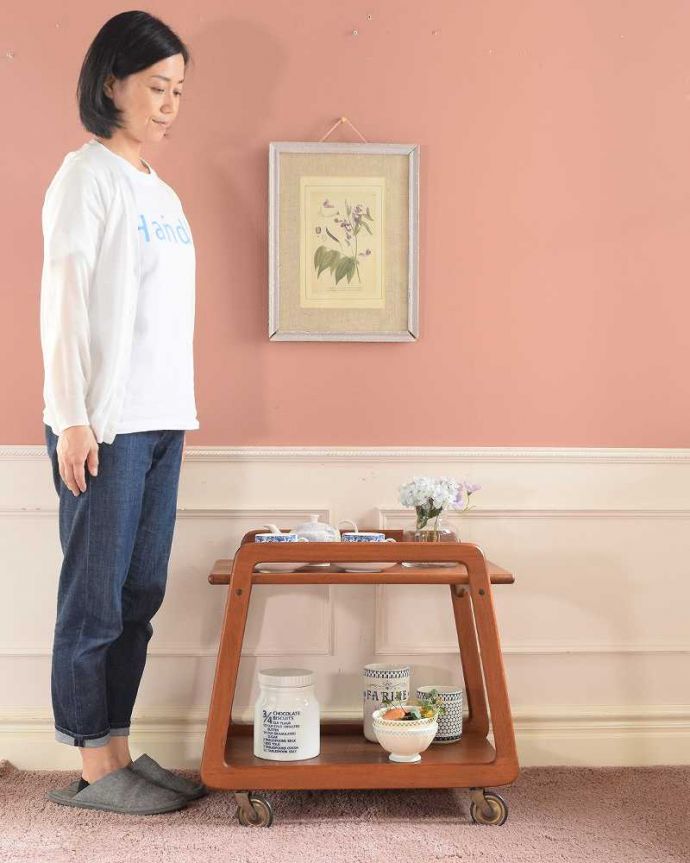 アンティークのワゴン・トローリー　アンティーク家具　キッチン、ダイニングで使えるヴィンテージ家具、どこから見てもお洒落なトロリー（ワゴン） 。コロコロ転がせて移動も楽チン！アンティークの中でも人気の高いワゴン。(x-1227-f)