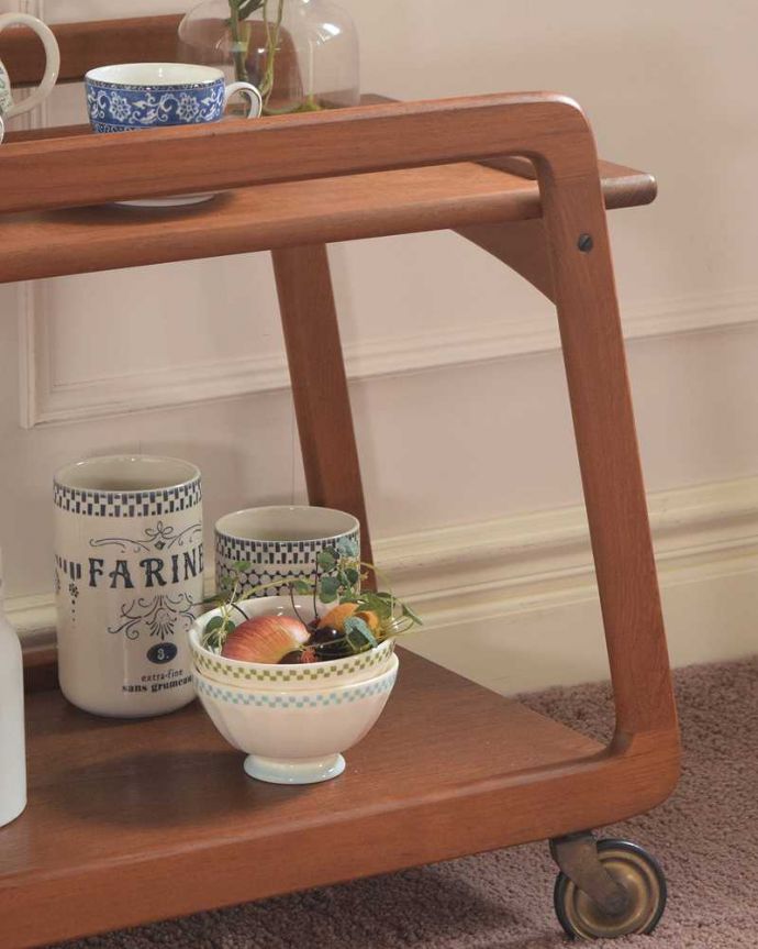 アンティークのワゴン・トローリー　アンティーク家具　キッチン、ダイニングで使えるヴィンテージ家具、どこから見てもお洒落なトロリー（ワゴン） 。おシャレなワゴンは使い方自由自在いろんな用途で使えるワゴン。(x-1227-f)