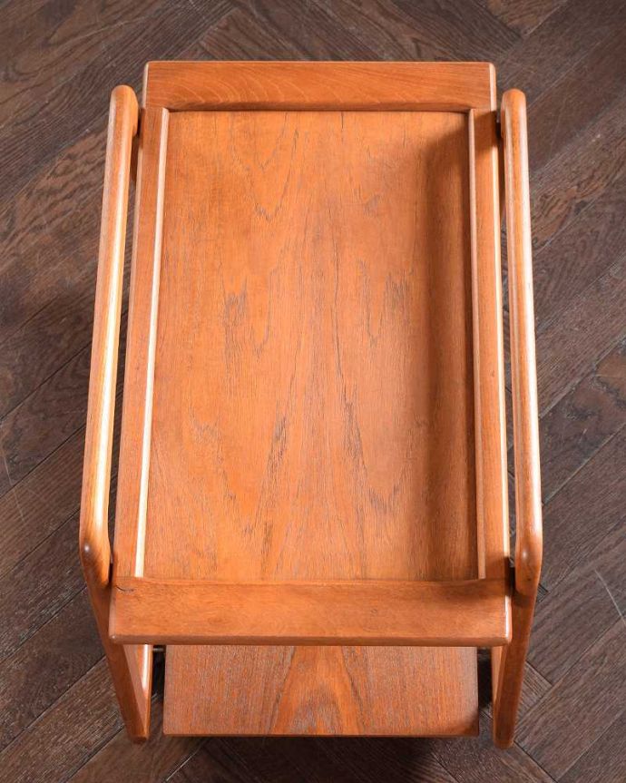 アンティークのワゴン・トローリー　アンティーク家具　キッチン、ダイニングで使えるヴィンテージ家具、どこから見てもお洒落なトロリー（ワゴン） 。上から見るとこんな形です修復にもいろんな方法がありますが、Handleではこだわって仕上げています。(x-1227-f)