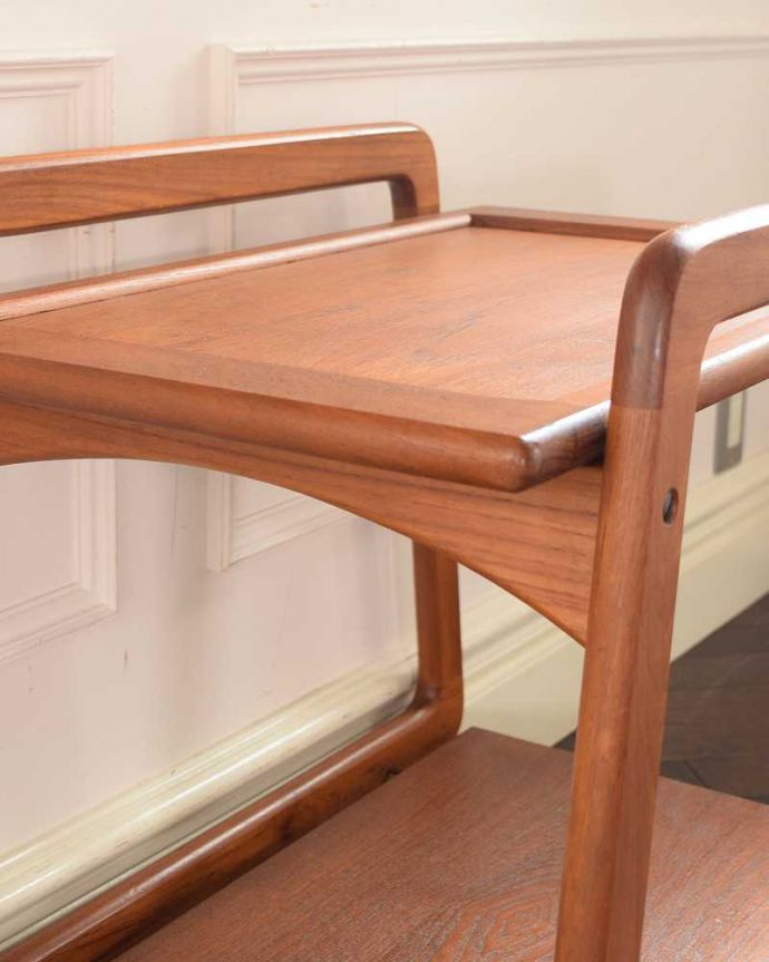 アンティークのワゴン・トローリー　アンティーク家具　キッチン、ダイニングで使えるヴィンテージ家具、どこから見てもお洒落なトロリー（ワゴン） 。ちょっとしたこだわり天板の縁の部分に落ちないような仕掛けになっています。(x-1227-f)