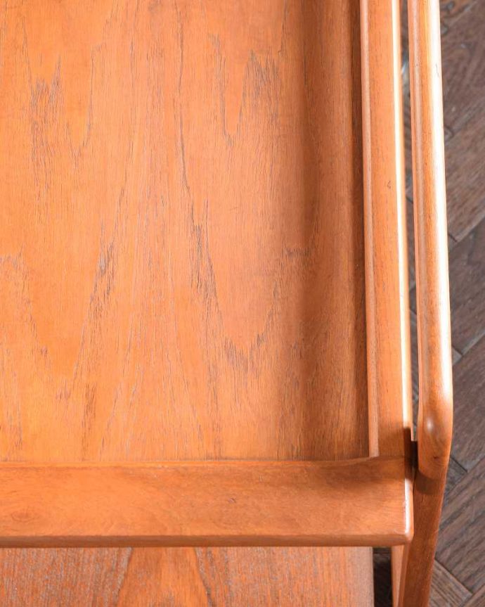 アンティークのワゴン・トローリー　アンティーク家具　キッチン、ダイニングで使えるヴィンテージ家具、どこから見てもお洒落なトロリー（ワゴン） 。近づいてみると･･･修復にもいろんな方法がありますが、Handleでは塗装にこだわって古い塗装を剥離して再塗装していますのでピカピカです。(x-1227-f)