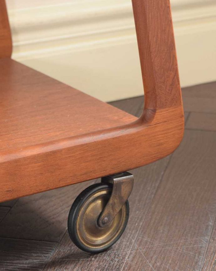 アンティークのワゴン・トローリー　アンティーク家具　キッチン、ダイニングで使えるヴィンテージ家具、どこから見てもお洒落なトロリー（ワゴン） 。ちゃんと動きます脚先にはキャスターが。(x-1227-f)