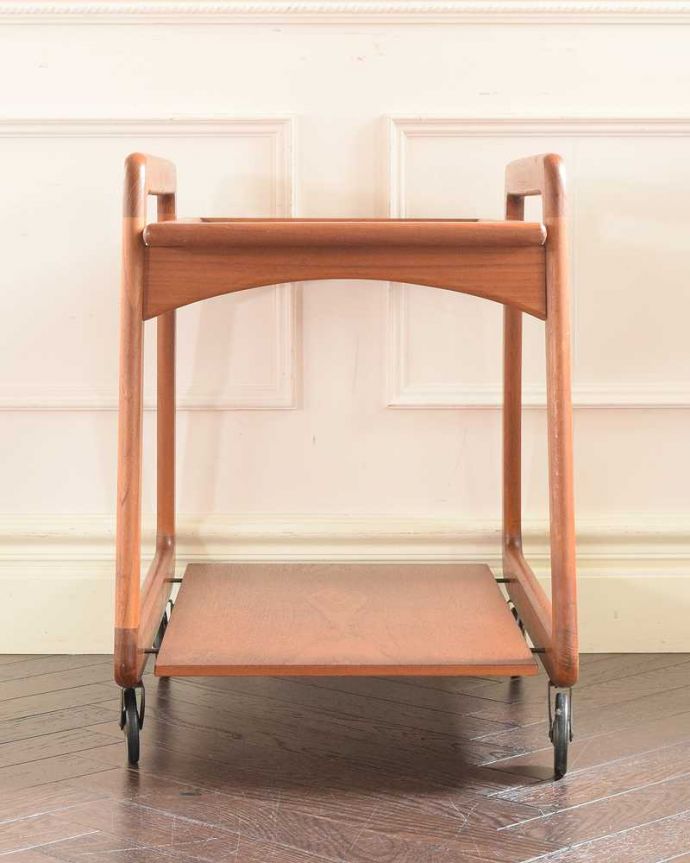 アンティークのワゴン・トローリー　アンティーク家具　キッチン、ダイニングで使えるヴィンテージ家具、どこから見てもお洒落なトロリー（ワゴン） 。キッチンだけじゃもったいない！アンティークのワゴンはデザインもキレイなので、キッチン用として使うだけじゃなく、家具としていろいろ使えます。(x-1227-f)