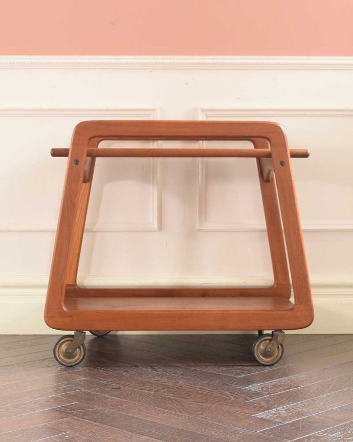 アンティークのワゴン・トローリー　アンティーク家具　キッチン、ダイニングで使えるヴィンテージ家具、どこから見てもお洒落なトロリー（ワゴン） 。360度、どこから見てもキレイアンティークは新品ではないので、もちろん経年変化によるキズはありますが、専門の職人がキレイにお直しをしているので、どの角度から見てもキレイです。(x-1227-f)