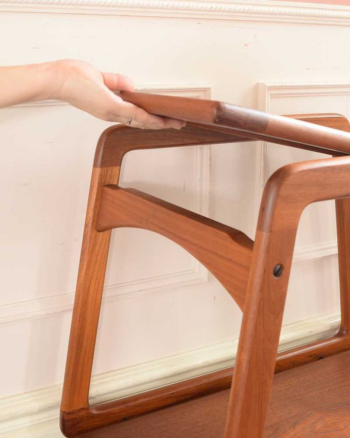 アンティークのワゴン・トローリー　アンティーク家具　キッチン、ダイニングで使えるヴィンテージ家具、どこから見てもお洒落なトロリー（ワゴン） 。便利に使えます天板は外せるので、そのままお盆として使えます。(x-1227-f)