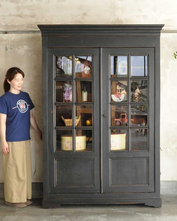 アンティークのキャビネット アンティーク家具 クールなカラーのアンティーク家具、大人のためのフレンチガラスキャビネット。お部屋をパッと彩るフランスらしい色使いフランスらしい色使いのキャビネットは、お部屋の中をパッと明るくなる華やかに彩ってくれるんです。(x-1228-f)