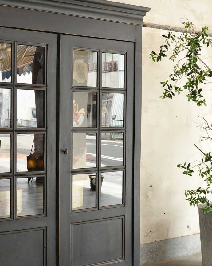 アンティークのキャビネット アンティーク家具 クールなカラーのアンティーク家具、大人のためのフレンチガラスキャビネット。ガラス越しに中をのぞいてみると・・・昔、作られたアンティークのガラスは今のものと違ってゆらめきがあります。(x-1228-f)