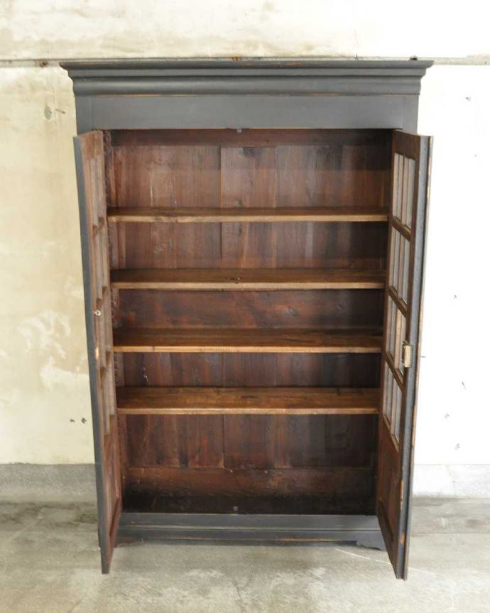 アンティークのキャビネット アンティーク家具 クールなカラーのアンティーク家具、大人のためのフレンチガラスキャビネット。扉を開けると、中はこんな感じです木の棚板は、もともとブックケースとして使われていた証。(x-1228-f)